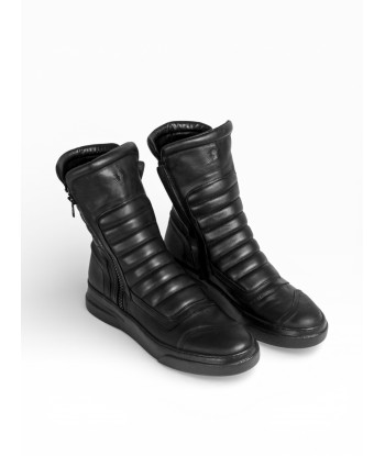 MOTO IN PELLE NERA FONDO NERO