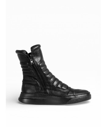 MOTO IN PELLE NERA FONDO NERO