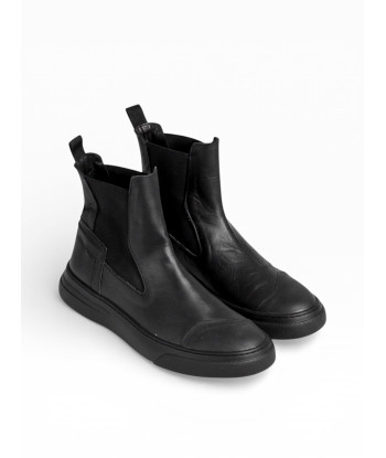 FLYER IN PELLE NERA FONDO NERO