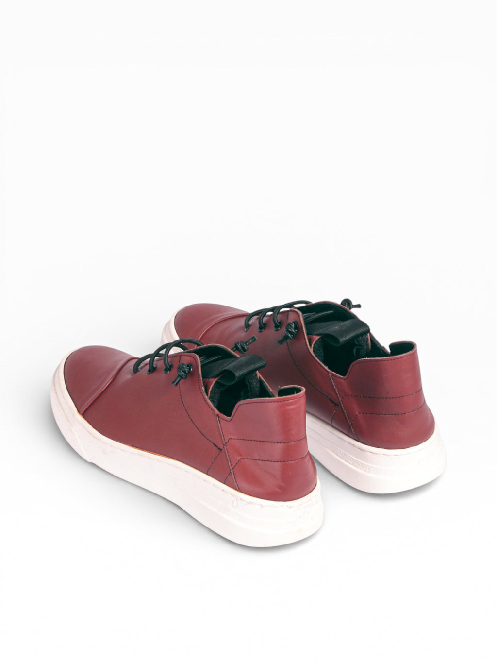 Französischer Herren-Sneaker aus rotem Leder mit weißem Boden - GIF