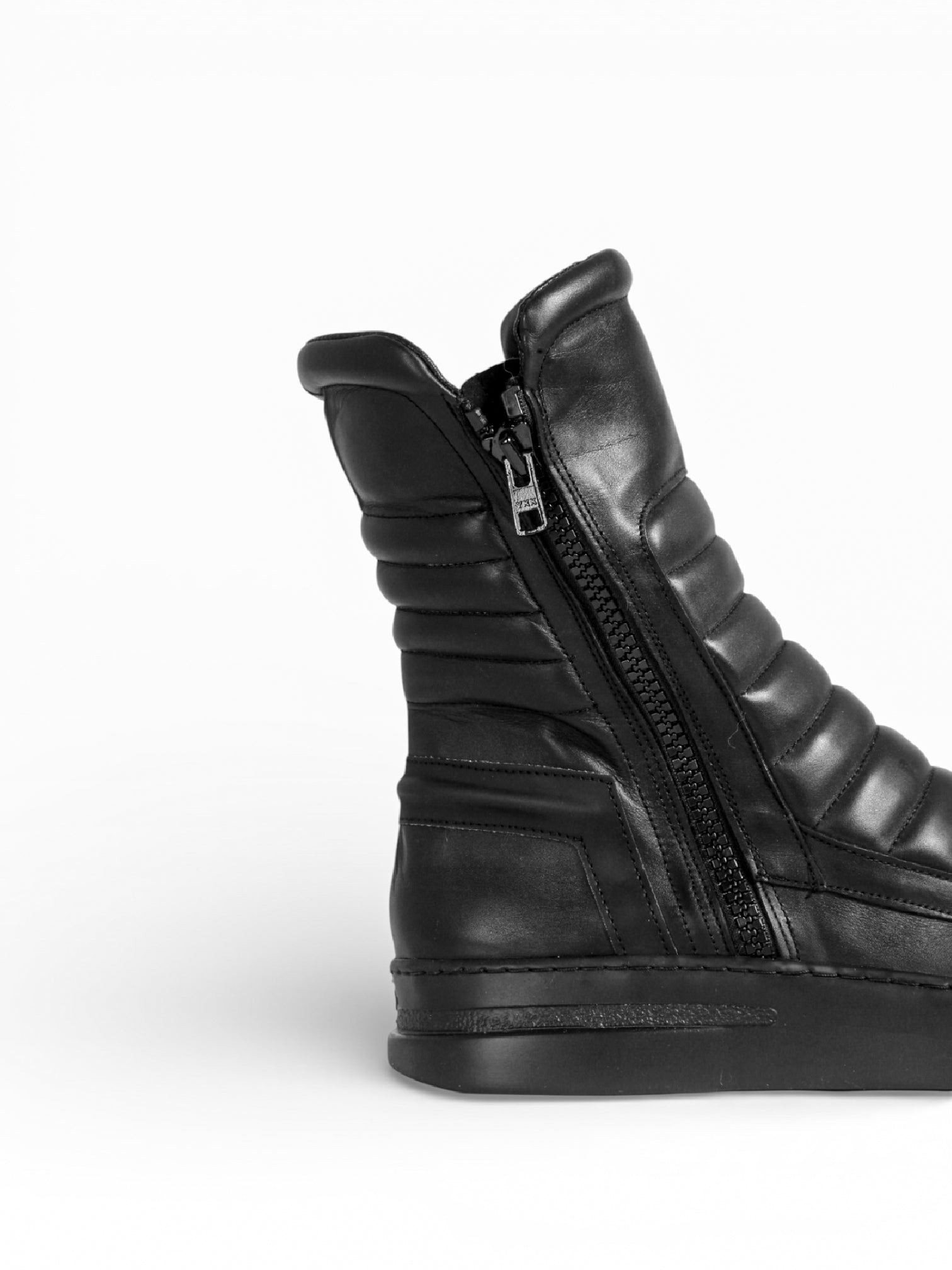 MOTO - Black leather black sole