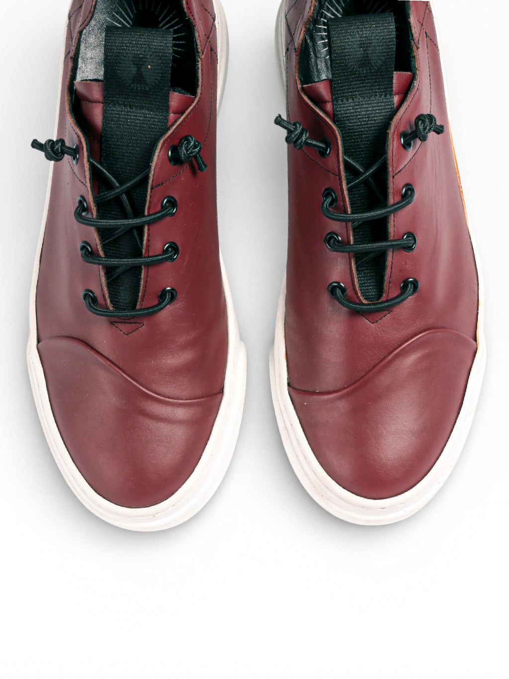 Französischer Herren-Sneaker aus rotem Leder mit weißem Boden - GIF