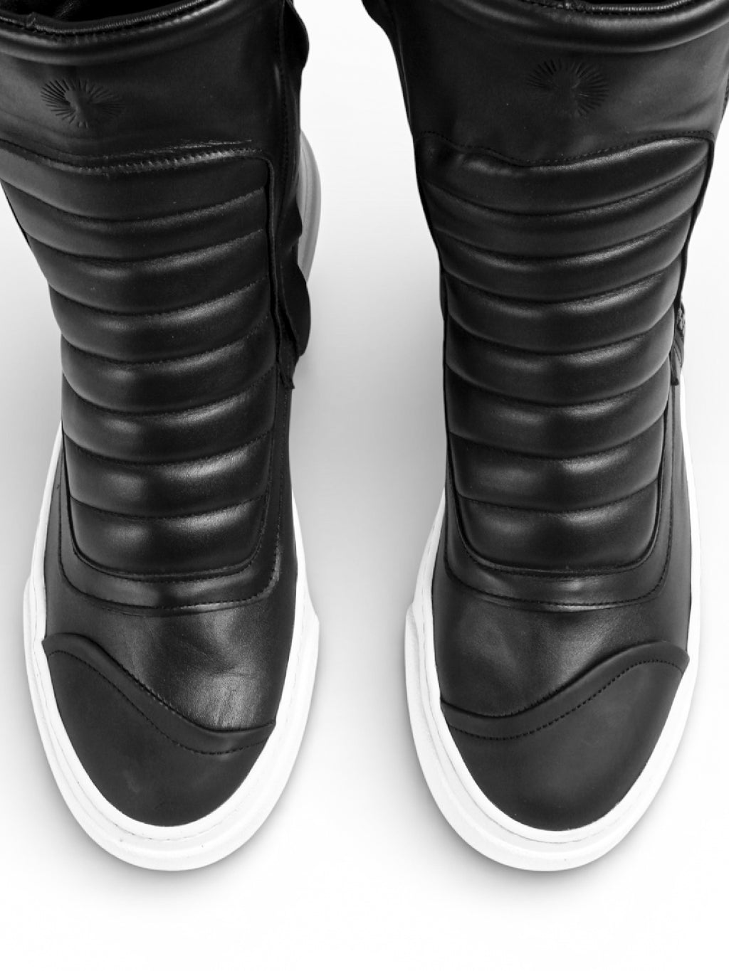 Sneaker Herrenstiefel aus schwarzem Leder mit doppeltem Reißverschluss, weißer Boden - MOTO