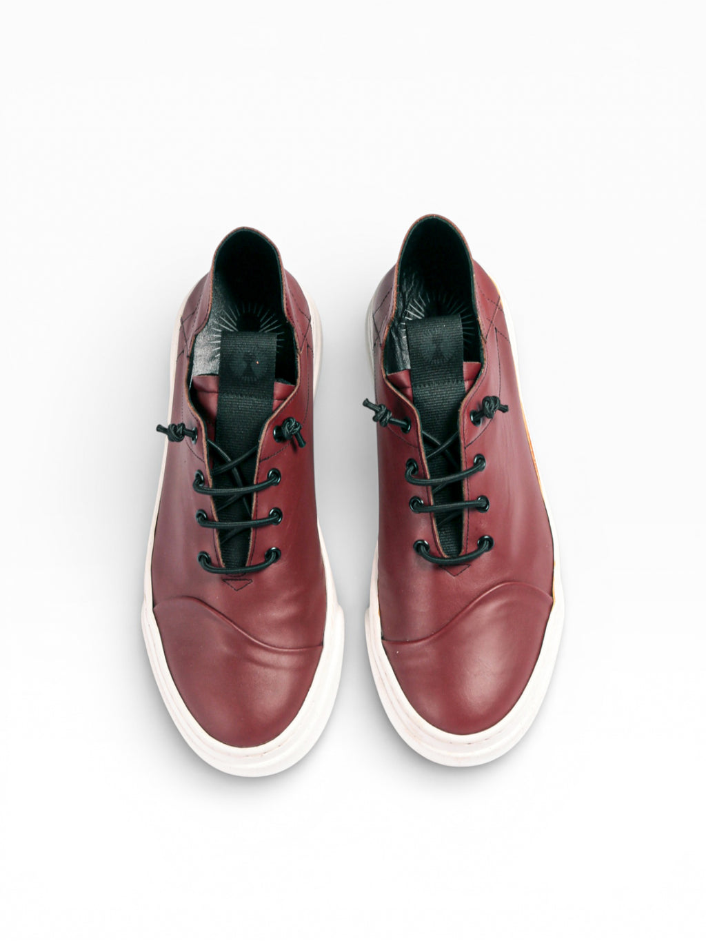 Französischer Herren-Sneaker aus rotem Leder mit weißem Boden - GIF