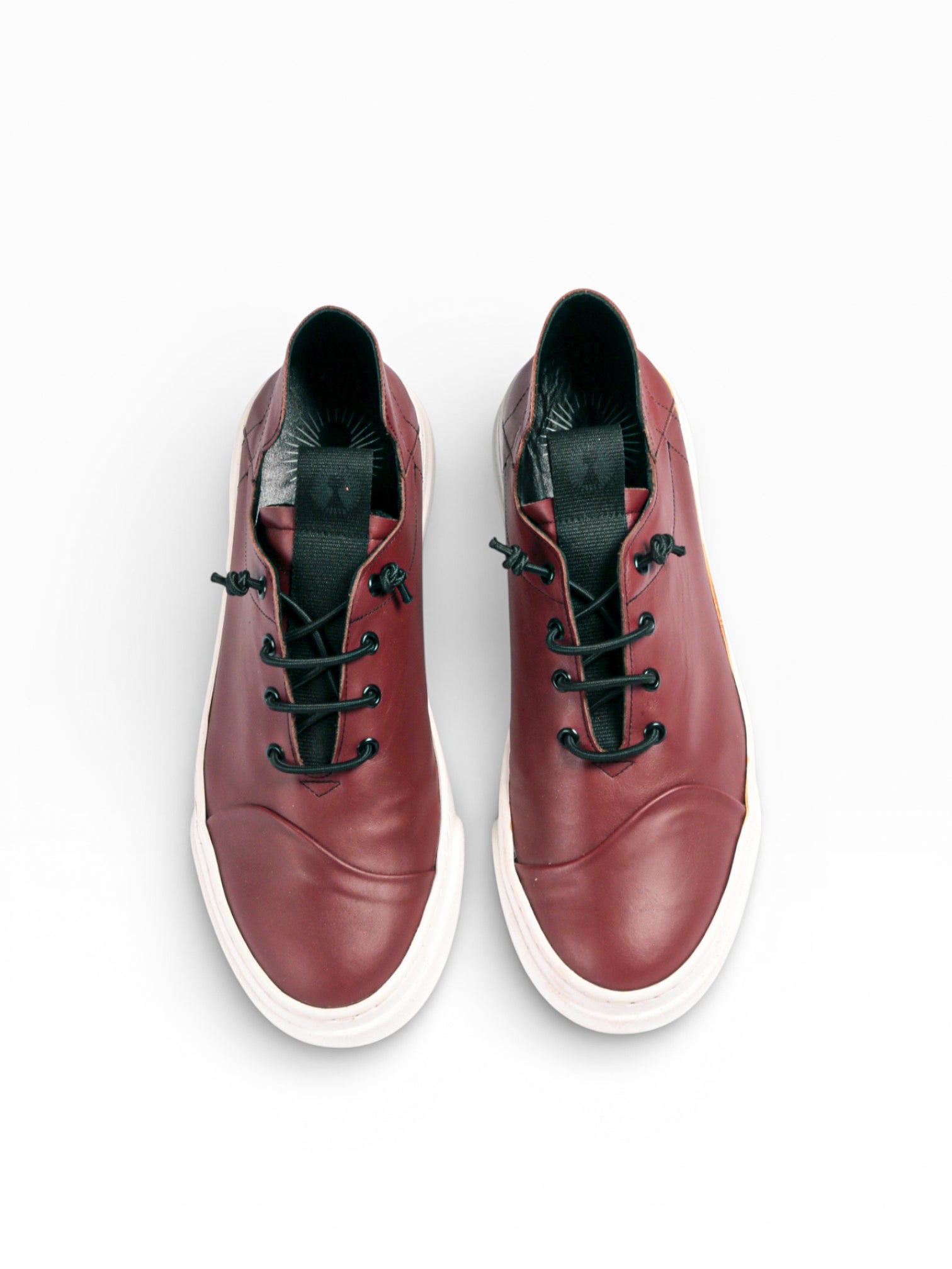 Französischer Herren-Sneaker aus rotem Leder mit weißem Boden - GIF