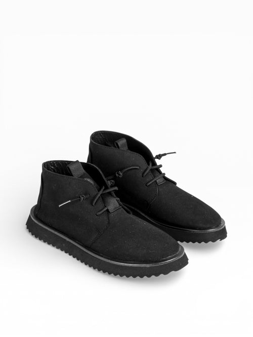 Desert boots uomo in ecosuede nera fondo bianco - FLAVOR