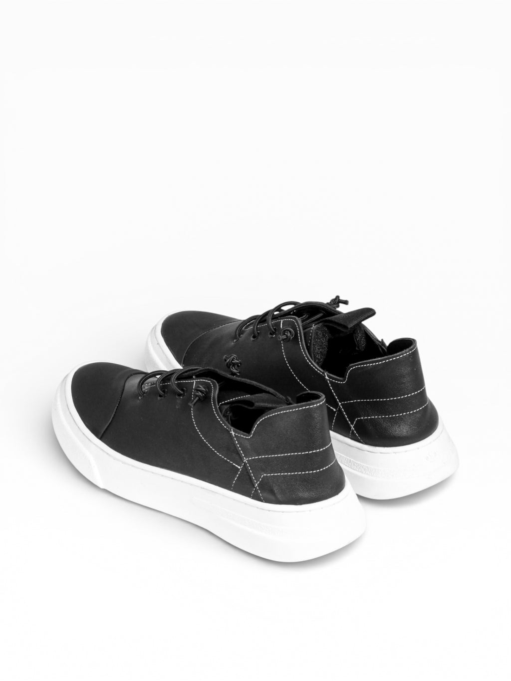 French Slip-on Herren Sneaker aus schwarzem Leder und weißem Boden - GIF