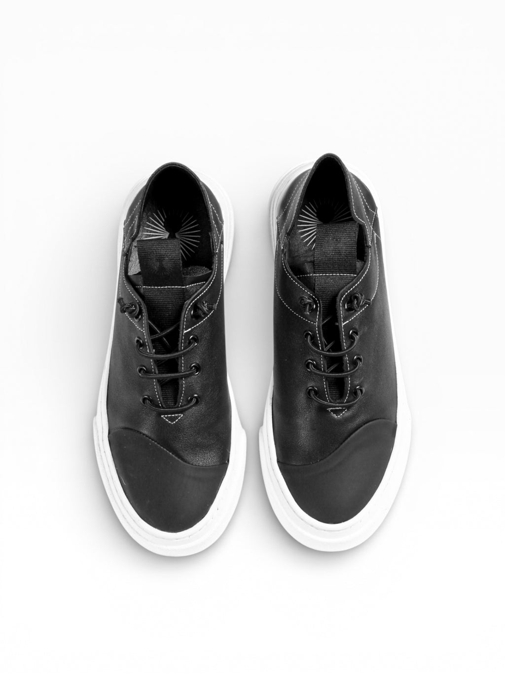 French Slip-on Herren Sneaker aus schwarzem Leder und weißem Boden - GIF