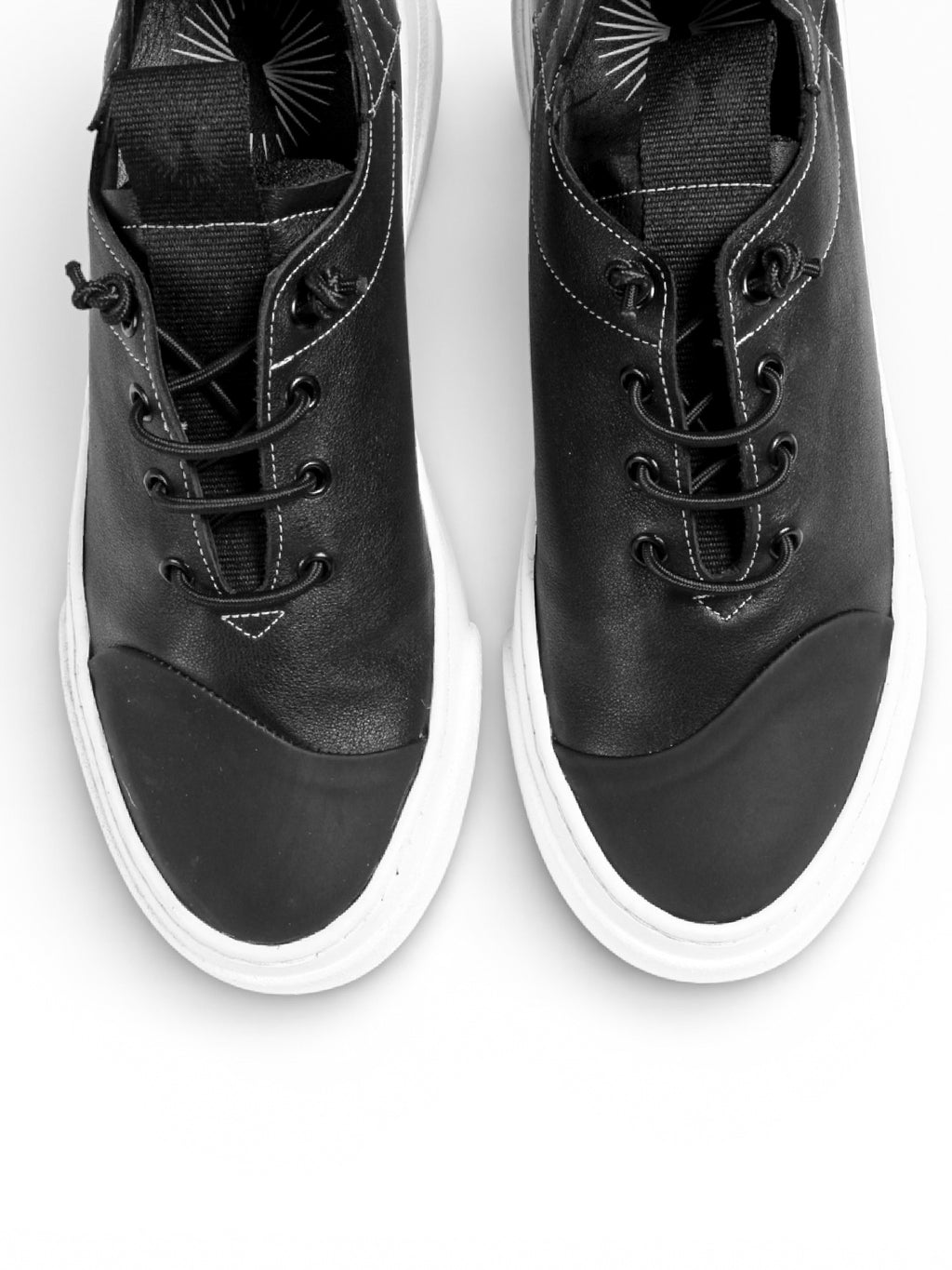 French Slip-on Herren Sneaker aus schwarzem Leder und weißem Boden - GIF