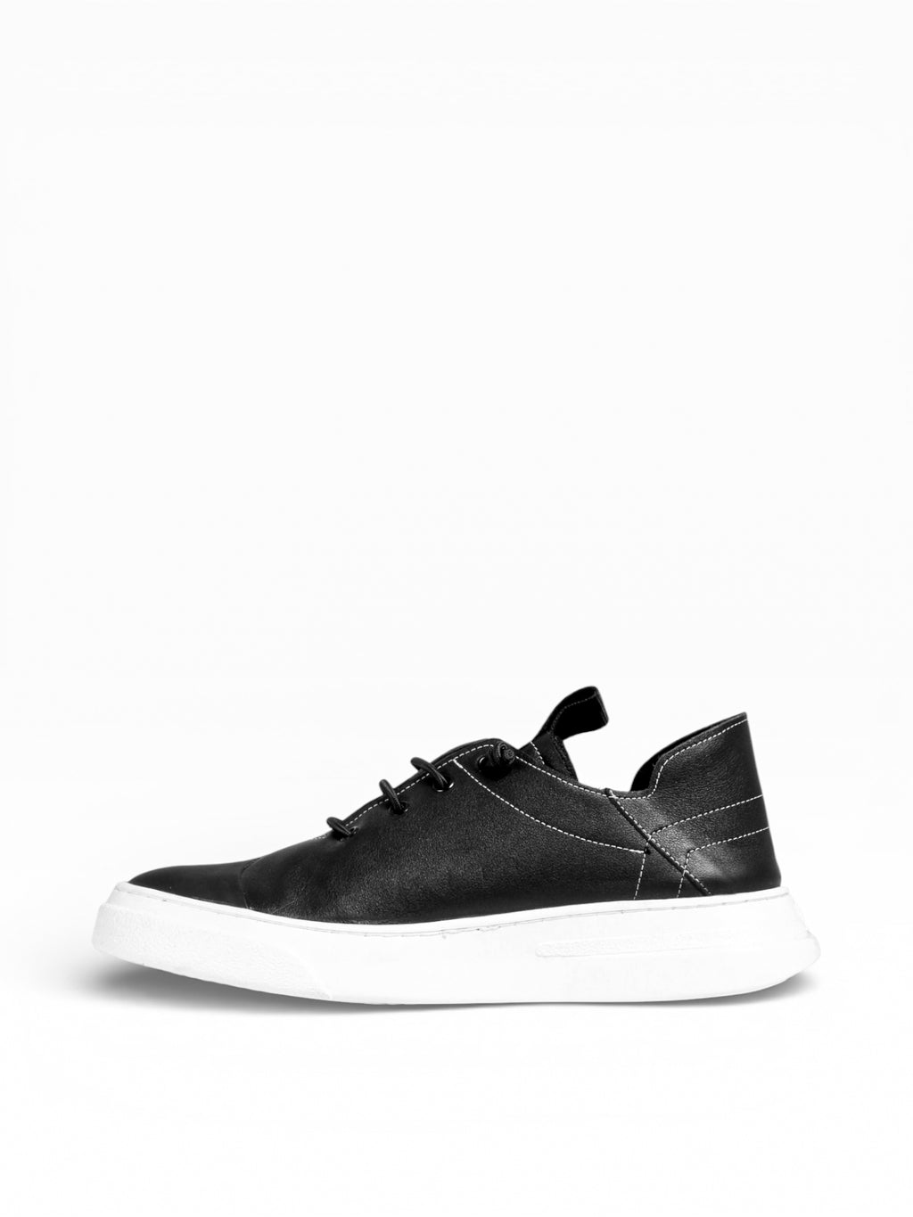 French Slip-on Herren Sneaker aus schwarzem Leder und weißem Boden - GIF