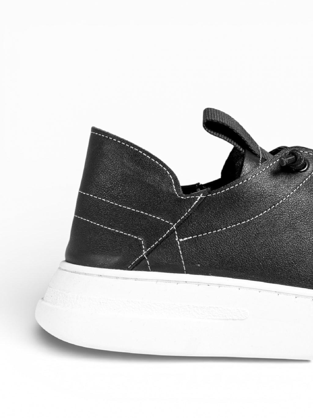 French Slip-on Herren Sneaker aus schwarzem Leder und weißem Boden - GIF