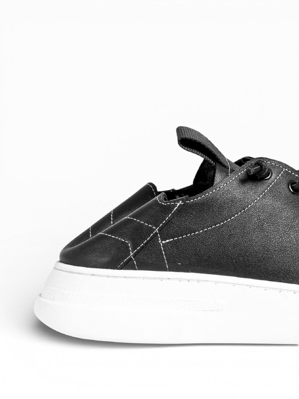 French Slip-on Herren Sneaker aus schwarzem Leder und weißem Boden - GIF