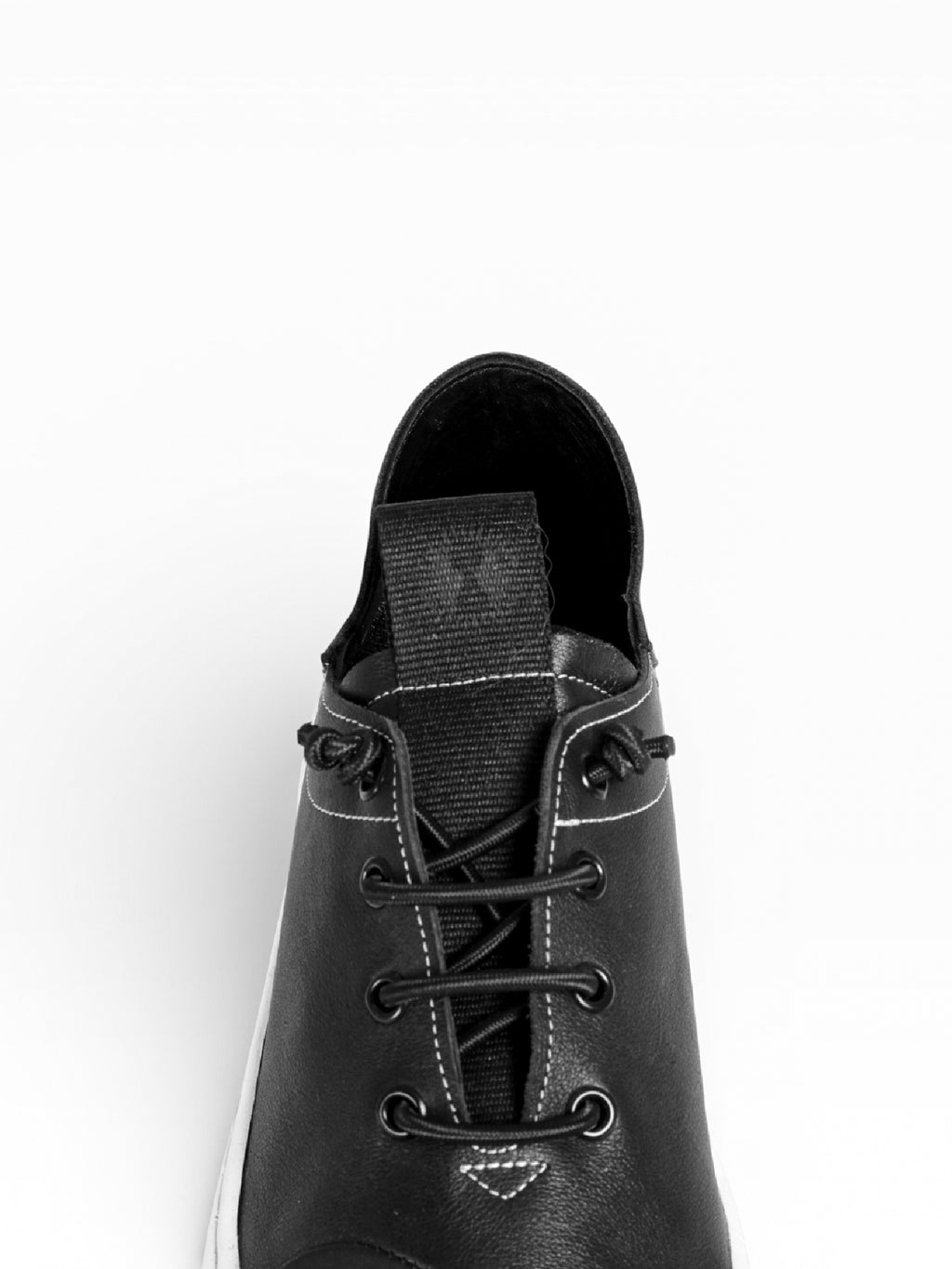 French Slip-on Herren Sneaker aus schwarzem Leder und weißem Boden - GIF