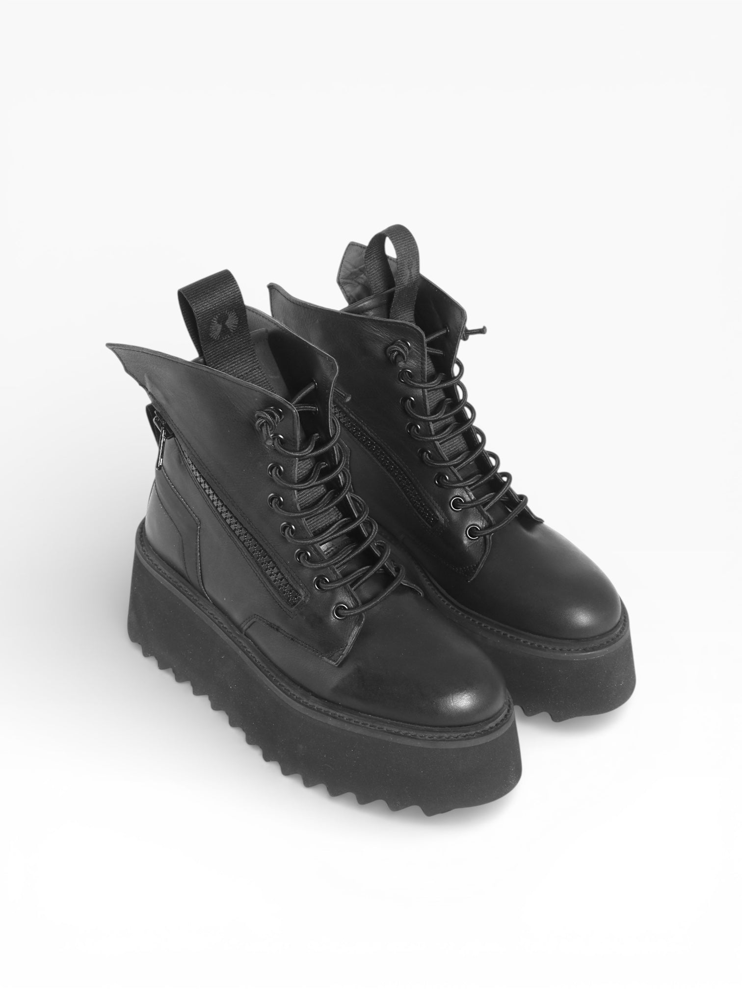 Women's wedge ankle boots in black leather, lace-up with double